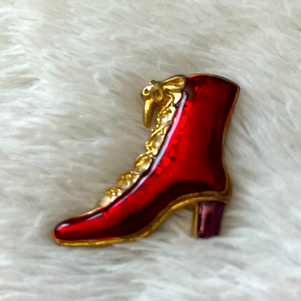 👠Ruby Red Enamel Pin – Victorian Boot Design.🎩